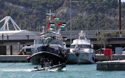 Photo d'illustration : Le bateau transportant l'activiste suédoise pour le climat Greta Thunberg, entre autres, pour rejoindre une flottille civile à destination de Gaza, dans le but de briser les restrictions maritimes strictes imposées par Israël sur Gaza et d'acheminer de l'aide humanitaire, à Barcelone, en Espagne, le 31 août 2025. (Crédit : Lluis Gene/AFP)