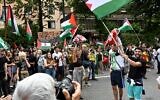 Des manifestants pro-palestiniens brandissant des drapeaux palestiniens manifestent après la 11e étape de la Vuelta cycliste, à Bilbao, le 3 septembre 2025. (Crédit : ANDER GILLENEA / AFP)