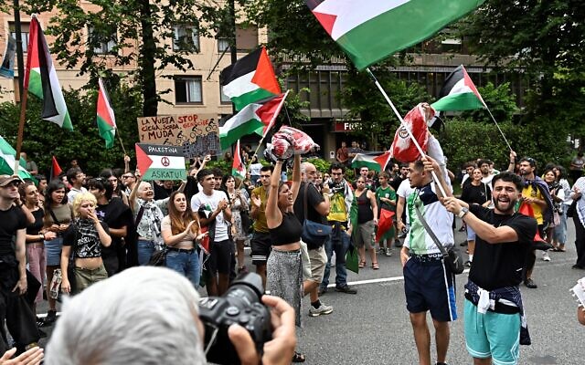 Des manifestants pro-palestiniens brandissant des drapeaux palestiniens manifestent après la 11e étape de la Vuelta cycliste, à Bilbao, le 3 septembre 2025. (Crédit : ANDER GILLENEA / AFP)
