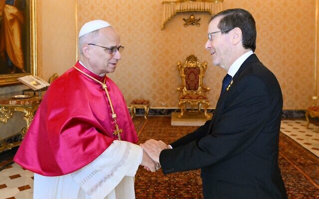 Le pape Léon XIV (à gauche) lors d'un entretien en privée avec le président israélien Isaac Herzog, au Vatican, le 4 septembre 2025. (Crédit : VATICAN MEDIA/AFP) Le pape Léon XIV (à gauche) lors d'un entretien en privée avec le président israélien Isaac Herzog, au Vatican, le 4 septembre 2025. (Crédit : VATICAN MEDIA/AFP)
