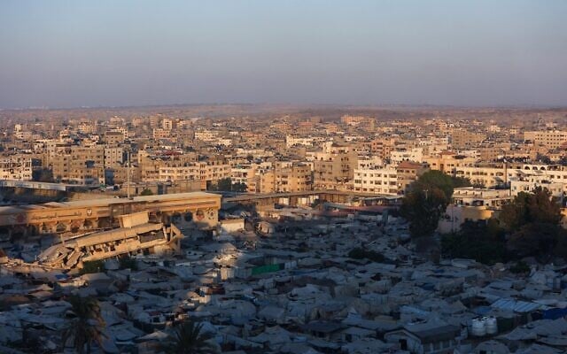 Un camp de déplacés improvisé au stade Yarmouk, autrefois un terrain de football, avec une vue sur Gaza-City, le 4 septembre 2025 (Crédit : Omar Al-Qattaa / AFP)
