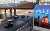 Des automobilistes passant devant des panneaux d'affichage représentant un soldat de l'armée libanaise saluant le drapeau national, accompagnés du slogan en arabe « Nous sommes tous avec vous », le long de l'autoroute menant à l'aéroport international de Beyrouth, dans le sud de Beyrouth, le 5 septembre 2025. (Crédit : Anwar Amro/AFP)