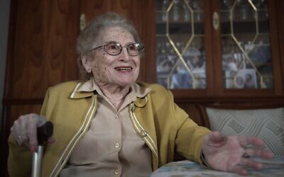 Rosa Tarlovsky de Roisinblit, alors vice-présidente de l'organisation de défense des droits humains Abuelas de Plaza de Mayo (Grands-mères de la place de Mai), photographiée chez elle lors d'un entretien avec l'AFP à Buenos Aires, le 20 juillet 2016. (Crédit : JUAN MABROMATA / AFP)