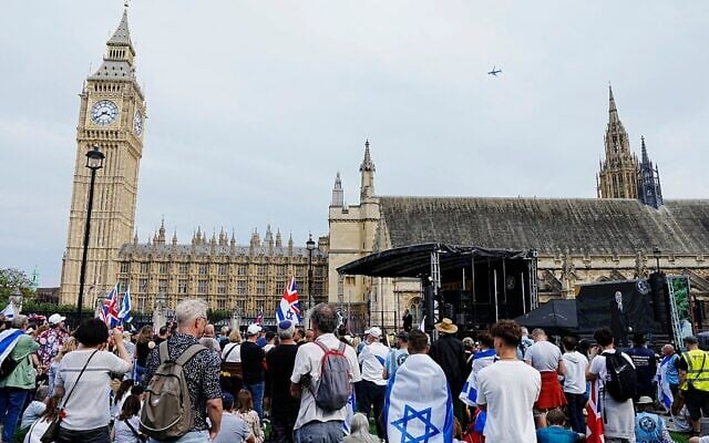 Les manifestants se rassemblent à la fin d'une manifestation contre l'antisémitisme sur Parliament Square, dans le centre de Londres, le 7 septembre 2025 (Crédit : CARLOS JASSO / AFP).