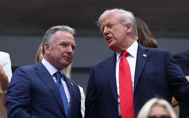 Le président américain Donald Trump (à droite) s'entretenant avec l'envoyé spécial Steve Witkoff alors qu'il assiste à la finale du simple messieurs entre l'Espagnol Carlos Alcaraz et l'Italien Jannik Sinner, lors de la dernière journée du tournoi de tennis de l'US Open, au USTA Billie Jean King National Tennis Center, à New York, le 7 septembre 2025. (Crédit : Charly Triballeau/AFP)