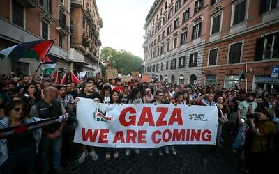 Des manifestants réunis pour exprimer leur soutien à la flottille « Global Sumud » qui faisait route vers Gaza, à Rome, le 7 septembre 2025. (Crédit : Filippo Monteforte/AFP)