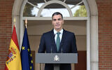 Le Premier ministre espagnol, Pedro Sanchez, annonçant plusieurs mesures, notamment un embargo sur les armes à destination d'Israël et l'interdiction pour les navires transportant du carburant destiné au personnel militaire israélien d'accoster dans les ports espagnols, afin de « mettre fin au génocide à Gaza », le 8 septembre 2025. (Crédit : Borja Puig de la Bellacasa /La Moncloa/AFP)