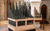 Le plus ancien orgue de la chrétienté (à gauche) est photographié à côté d'une réplique (à droite), lors de leur dévoilement et de leur interprétation au monastère Saint-Sauveur dans la vieille ville de Jérusalem, le 9 septembre 2025. (Crédit : JOHN WESSELS / AFP)