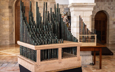 Le plus ancien orgue de la chrétienté (à gauche) est photographié à côté d'une réplique (à droite), lors de leur dévoilement et de leur interprétation au monastère Saint-Sauveur dans la vieille ville de Jérusalem, le 9 septembre 2025. (Crédit : JOHN WESSELS / AFP)
