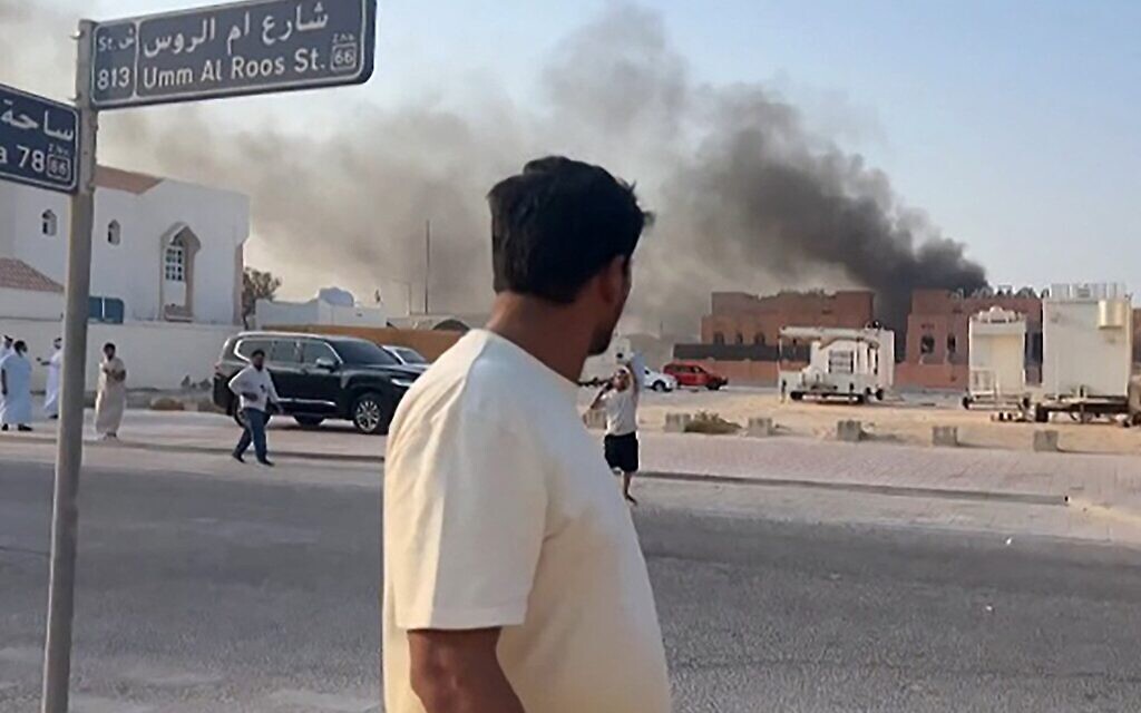 De la fumée s'élevant après une frappe israélienne à Doha, la capitale du Qatar, le 9 septembre 2025. (Crédit : Jacqueline Penney/AFPTV/AFP)