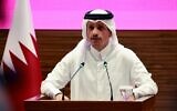 Le Premier ministre et ministre des Affaires étrangères du Qatar, Mohammed ben Abdulrahman al-Thani, s'adressant à la presse après les frappes israéliennes à Doha, le 9 septembre 2025. (Crédit : Karim Jaafar/AFP)