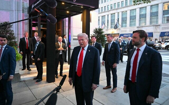 Le président américain Donald Trump, entouré du vice-président JD Vance, du secrétaire à la Défense Pete Hegseth et du secrétaire d'État Marco Rubio, s'adresse aux journalistes devant le restaurant Joe's Seafood, Prime Steak & Stone Crab à Washington, le 9 septembre 2025. (Crédit : Saul Loeb/AFP)