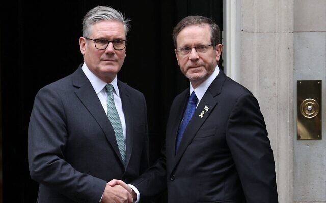 Le Premier ministre britannique Keir Starmer (à gauche) saluant le président Isaac Herzog, sur les marches du 10 Downing Street, dans le centre-ville de Londres, le 10 septembre 2025. (Crédit : Toby Shepheard/AFP)