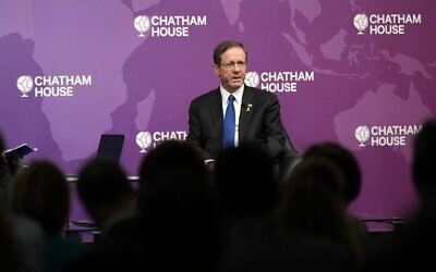 Le président Isaac Herzog s'exprimant lors d'un événement, à Chatham House, à Londres, le 10 septembre 2025. (Crédit : Alastair Grant/POOL/AFP)