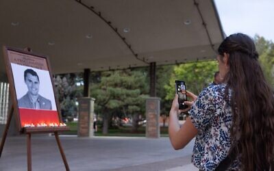 Des personnes assistent à une veillée en hommage à l'activiste conservateur Charlie Kirk, abattu lors d'un événement public à l'université Utah Valley à Orem, dans l'Utah, le 10 septembre 2025. (Crédit : Melissa MAJCHRZAK / AFP) Des personnes assistent à une veillée en hommage à l'activiste conservateur Charlie Kirk, abattu lors d'un événement public à l'université Utah Valley à Orem, dans l'Utah, le 10 septembre 2025. (Crédit : Melissa MAJCHRZAK / AFP)