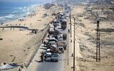 Des Palestiniens transportent leurs biens alors qu'ils évacuent la ville de Gaza vers les zones sud de la bande côtière de Gaza, le 11 septembre 2025. (Crédit : Eyad BABA / AFP)