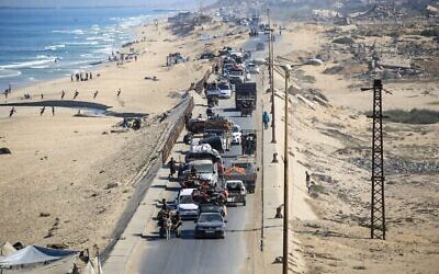 Des Palestiniens transportent leurs biens alors qu'ils évacuent la ville de Gaza vers les zones sud de la bande côtière de Gaza, le 11 septembre 2025. (Crédit : Eyad BABA / AFP)