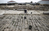 Un étudiant palestinien travaille sur le site archéologique de Saint-Hilarion près de Deir el-Balah, au centre de la bande de Gaza, le 8 juin 2022. (Crédit : Mahmud HAMS / AFP)