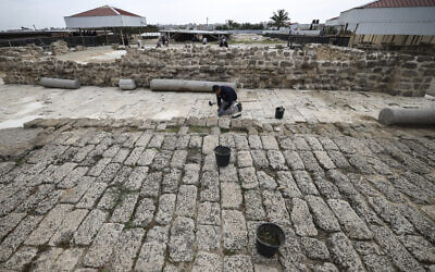 Un étudiant palestinien travaille sur le site archéologique de Saint-Hilarion près de Deir el-Balah, au centre de la bande de Gaza, le 8 juin 2022. (Crédit : Mahmud HAMS / AFP)