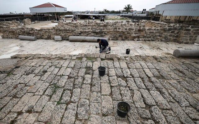 Un étudiant palestinien travaille sur le site archéologique de Saint-Hilarion près de Deir el-Balah, au centre de la bande de Gaza, le 8 juin 2022. (Crédit : Mahmud HAMS / AFP) Un étudiant palestinien travaille sur le site archéologique de Saint-Hilarion près de Deir el-Balah, au centre de la bande de Gaza, le 8 juin 2022. (Crédit : Mahmud HAMS / AFP)