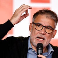 Photo d'illustration : Le premier secrétaire du Parti socialiste (PS) français, Olivier Faure, assiste à la fête annuelle de l'Humanité organisée par le journal communiste français L'Humanité, à Bretigny-sur-Orge, au sud de Paris, le 13 septembre 2025. (Crédit : Ian LANGSDON / AFP)