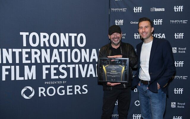 Le réalisateur Barry Avrich, lauréat du People's Choice Documentary Award pour « The Road Between Us: The Ultimate Rescue », avec le producteur Mark Selby (à droite) lors de la cérémonie de remise des prix du festival international du film de Toronto 2025, à Toronto, en Ontario, le 14 septembre 2025. (Crédit : Harold Feng/Getty Images via AFP)