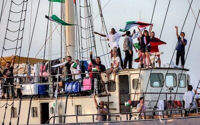 Des militants à bord d'un navire au départ du port de Bizerte, dans le nord de la Tunisie, le 14 septembre 2025, amenés à rejoindre les derniers bateaux participant à la Flottille de Soumud à destination de la bande de Gaza. (Mohamed FLISS / AFP)