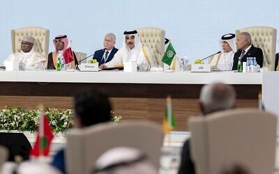 L'émir du Qatar, Tamim ben Hamad al-Thani (au centre), présidant le sommet arabe-islamique d'urgence 2025 à Doha, le 15 septembre 2025. (Crédit : Agence de presse du Qatar/AFP)