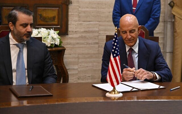 Le ministre syrien des Affaires étrangères, Asaad al-Shibani (au centre), observe Tom Barrack, envoyé spécial américain pour la Syrie, alors qu'il s'apprête à signer un accord à Damas, le 16 septembre 2025. (Crédit : Louai Beshara/AFP) Le ministre syrien des Affaires étrangères, Asaad al-Shibani (au centre), observe Tom Barrack, envoyé spécial américain pour la Syrie, alors qu'il s'apprête à signer un accord à Damas, le 16 septembre 2025. (Crédit : Louai Beshara/AFP)