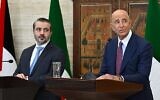 Le ministre syrien des Affaires étrangères, Asaad al-Shaibani (à gauche), observant l'envoyé spécial américain pour la Syrie, Tom Barrack, s'exprimer lors d'une conférence de presse, à Damas, le 16 septembre 2025. (Crédit : Louaï Beshara/AFP)