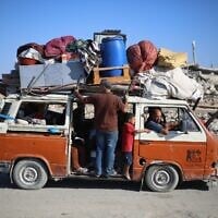 Des Gazaouis se dirigeant vers le sud avec leurs biens sur une route dans la zone du camp de réfugiés de Nuseirat, dans le centre de la bande de Gaza, après la nouvelle évacuation de Gaza-City ordonnée par Israël, le 16 septembre 2025. (Crédit : Eyad Baba/AFP)