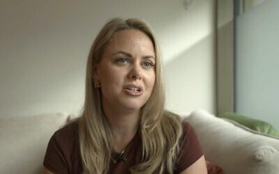 Pernilla Sjöholm, l'une des victimes d'escroquerie de l'Israélien Simon Leviev surnommé "L'arnaqueur de Tinder". (Crédit : AFPTV) Pernilla Sjöholm, l'une des victimes d'escroquerie de l'Israélien Simon Leviev surnommé "L'arnaqueur de Tinder". (Crédit : AFPTV)