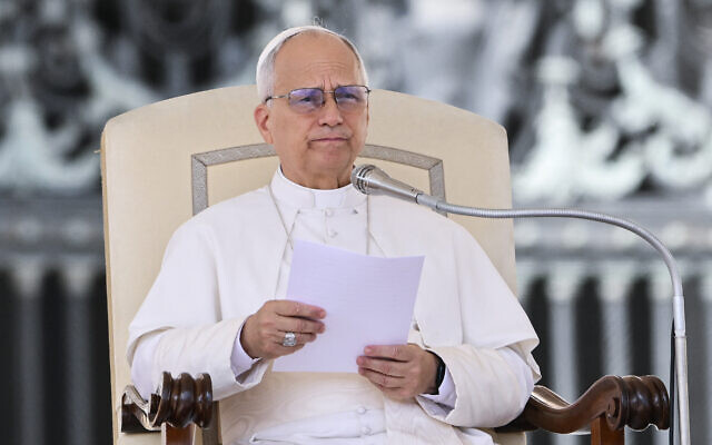 Le pape Léon XIV prononce son discours lors de son audience générale hebdomadaire sur la place Saint-Pierre au Vatican, le 17 septembre 2025. (Crédit : Alberto PIZZOLI / AFP)