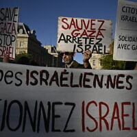 Manifestation « Stop au génocide » en soutien à Gaza, place de la République, à Paris, le 17 septembre 2025. (Crédit : JULIEN DE ROSA / AFP)