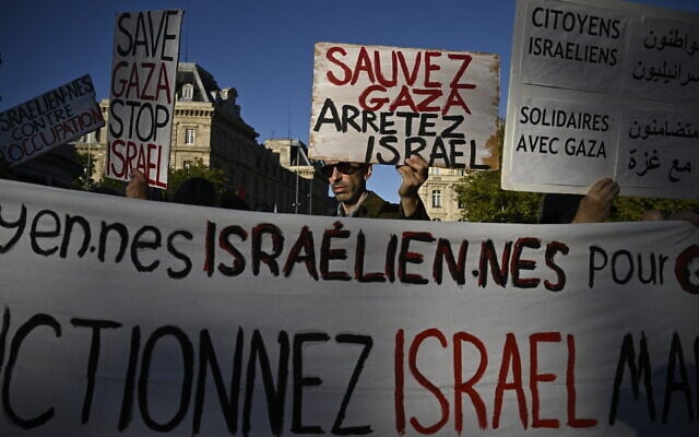 Manifestation « Stop au génocide » en soutien à Gaza, place de la République, à Paris, le 17 septembre 2025. (Crédit : JULIEN DE ROSA / AFP) Manifestation « Stop au génocide » en soutien à Gaza, place de la République, à Paris, le 17 septembre 2025. (Crédit : JULIEN DE ROSA / AFP)