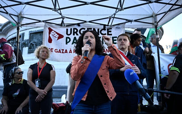 Manon Aubry, députée européenne du parti de gauche La France Insoumise, prend la parole lors du rassemblement « Stop au génocide », place de la République, à Paris, le 17 septembre 2025. (Crédit : JULIEN DE ROSA / AFP)