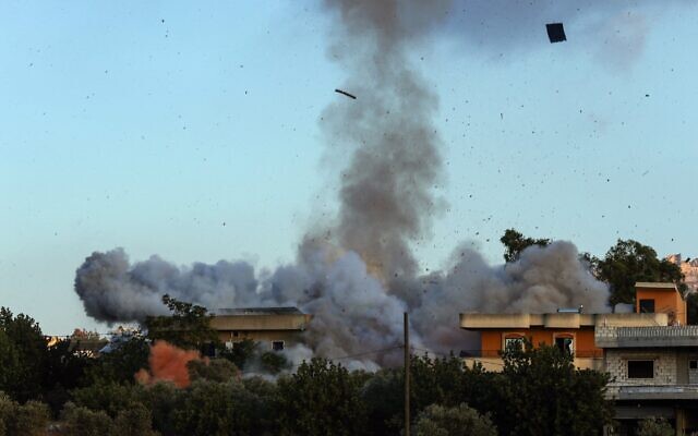 De la fumée s'élevant au milieu des frappes israéliennes, dans le village de Kfar Tibnit, au sud du Liban, le 18 septembre 2025. (Crédit : Mahmoud Zayyat/AFP) De la fumée s'élevant au milieu des frappes israéliennes, dans le village de Kfar Tibnit, au sud du Liban, le 18 septembre 2025. (Crédit : Mahmoud Zayyat/AFP)