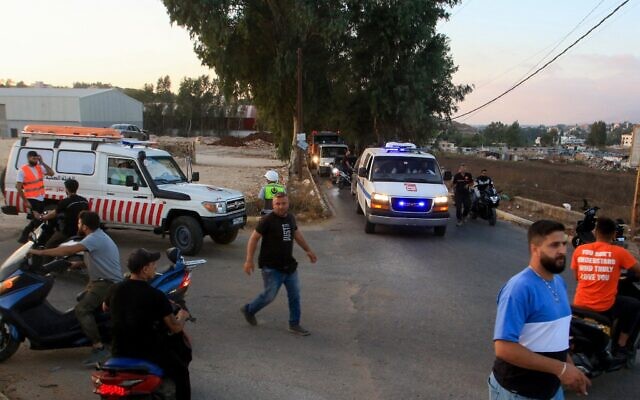 Illustration : Les secouristes et les pompiers sur place après les frappes israéliennes à Kfar Tebnit, dans le sud du Liban, le 18 septembre 2025. (Crédit : Mahmoud Zayyat/AFP)