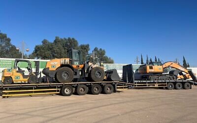 Des engins de chantier offerts par l'Arabie saoudite arrivent à Damas le 7 septembre 2025, dans le cadre de la campagne d'aide saoudienne à la Syrie. 'Crédit : Haitham EL-TABEI / AFP)