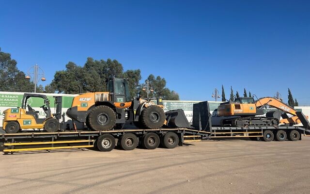 Des engins de chantier offerts par l'Arabie saoudite arrivent à Damas le 7 septembre 2025, dans le cadre de la campagne d'aide saoudienne à la Syrie. 'Crédit : Haitham EL-TABEI / AFP)
