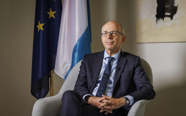 Le Premier ministre luxembourgeois Luc Frieden, pendant une interview avec l'AFP à Luxembourg, le 18 septembre 2025. (Crédit : Simon Wohlfahrt / AFP)