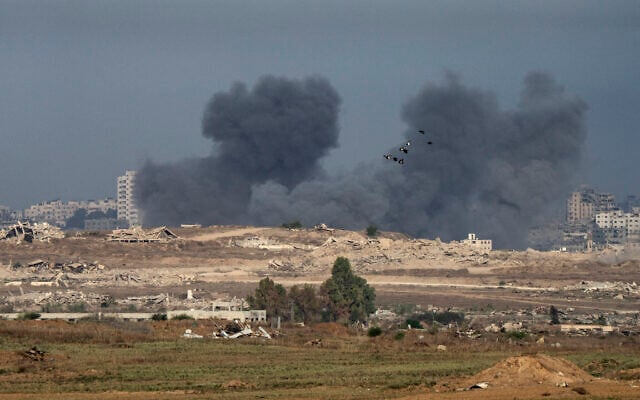 Des colonnes de fumée s'élèvent suite à une frappe israélienne sur la bande de Gaza, vue depuis une position sur la frontière israélienne, le 22 septembre 2025. (Maya Levin / AFP)