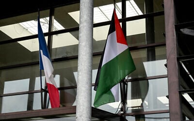 Illustration. Le drapeau "palestinien" déployé à côté du drapeau français sur la mairie de Tarnos, dans le sud-ouest de la France, le 22 septembre 2025. (Crédit : Gaizka Iroz/AFP)