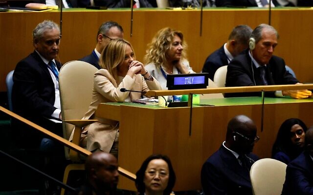 La Première ministre italienne Giorgia Meloni (au centre à gauche) écoutant le président américain Donald Trump s'exprimer lors de la 80ᵉ session de l'Assemblée générale des Nations unies, à New York, le 23 septembre 2025. (Crédit : Chip Somodevilla/Getty Images/AFP)