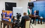 Le dirigeant de l'Autorité palestinienne, Mahmoud Abbas, applaudit pendant son discours vidéo lors d'un sommet de l'ONU sur la solution à deux États à New York, depuis son quartier général à Ramallah, le 22 septembre 2025. (Crédit : Thaer Ghanaïm/PPO/AFP)