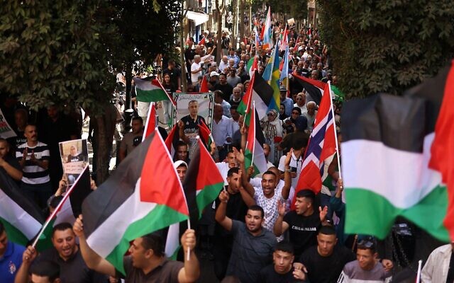 Des Palestiniens scandant des slogans en faveur de la reconnaissance occidentale d'un État palestinien, lors d'un rassemblement à Ramallah, en Cisjordanie, le 23 septembre 2025. (Crédit : Zain Jaafar/AFP)