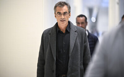 Raphael Enthoven, philosophe, éditeur, animateur de radio et de télévision et écrivain français, arrive pour son procès pour diffamation publique contre le parti politique de gauche La France Insoumise (LFI) au tribunal judiciaire de Batignolles, à Paris, le 23 septembre 2025. (Crédit :  JULIEN DE ROSA / AFP)
