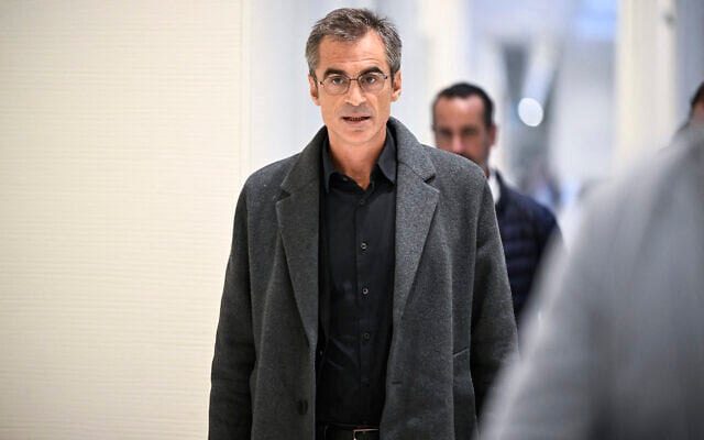 Raphael Enthoven, philosophe, éditeur, animateur de radio et de télévision et écrivain français, arrive pour son procès pour diffamation publique contre le parti politique de gauche La France Insoumise (LFI) au tribunal judiciaire de Batignolles, à Paris, le 23 septembre 2025. (Crédit :  JULIEN DE ROSA / AFP)