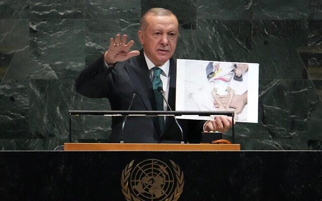 Le président turc Recep Tayyip Erdogan montrant une photo prise à Gaza alors qu'il s'exprime devant l'Assemblée générale des Nations unies, au siège de l'ONU, à New York, le 23 septembre 2025. (Crédit : Timothy A. Clary/AFP) Le président turc Recep Tayyip Erdogan montrant une photo prise à Gaza alors qu'il s'exprime devant l'Assemblée générale des Nations unies, au siège de l'ONU, à New York, le 23 septembre 2025. (Crédit : Timothy A. Clary/AFP)