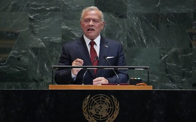 Le roi Abdallah II de Jordanie s'exprime lors de l'Assemblée générale des Nations unies, à New York, le 23 septembre 2025. (Crédit : TIMOTHY A. CLARY / AFP)